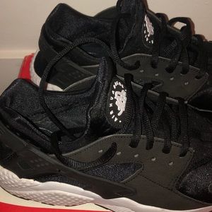Women NIKE huarache sneakers size 8